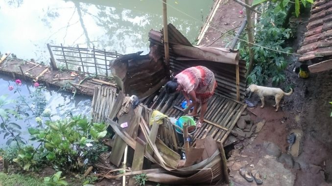 Sarana air bersih untuk keluarga desa di Mekarmanik Bandung masih banyak yang jauh dari kelayakan