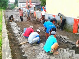 Semangat kerja bakti warga Desa Danurejo Temanggung untuk kebaikan lingkungan bersama.