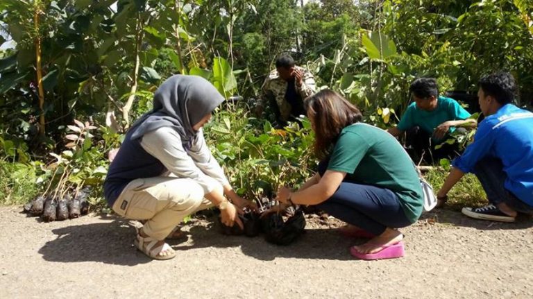 Warga Cibeunying Tanam Mahoni di Pinggir Kali Cidurian