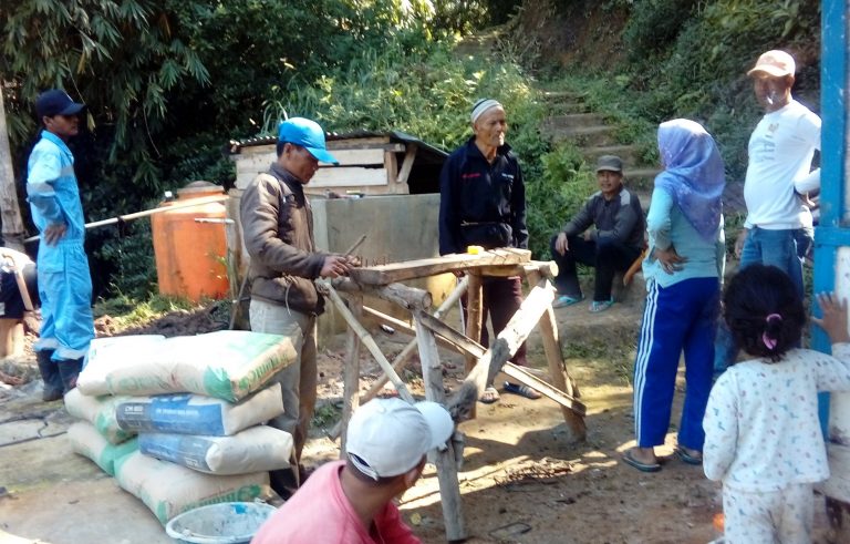 Warga Cisanggarung Gotong Royong Bangun MCK Komunal