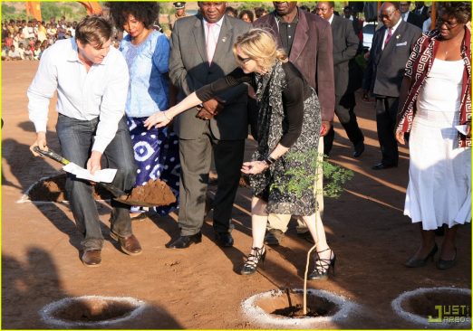 madonna-groundbreaking-malawi-01