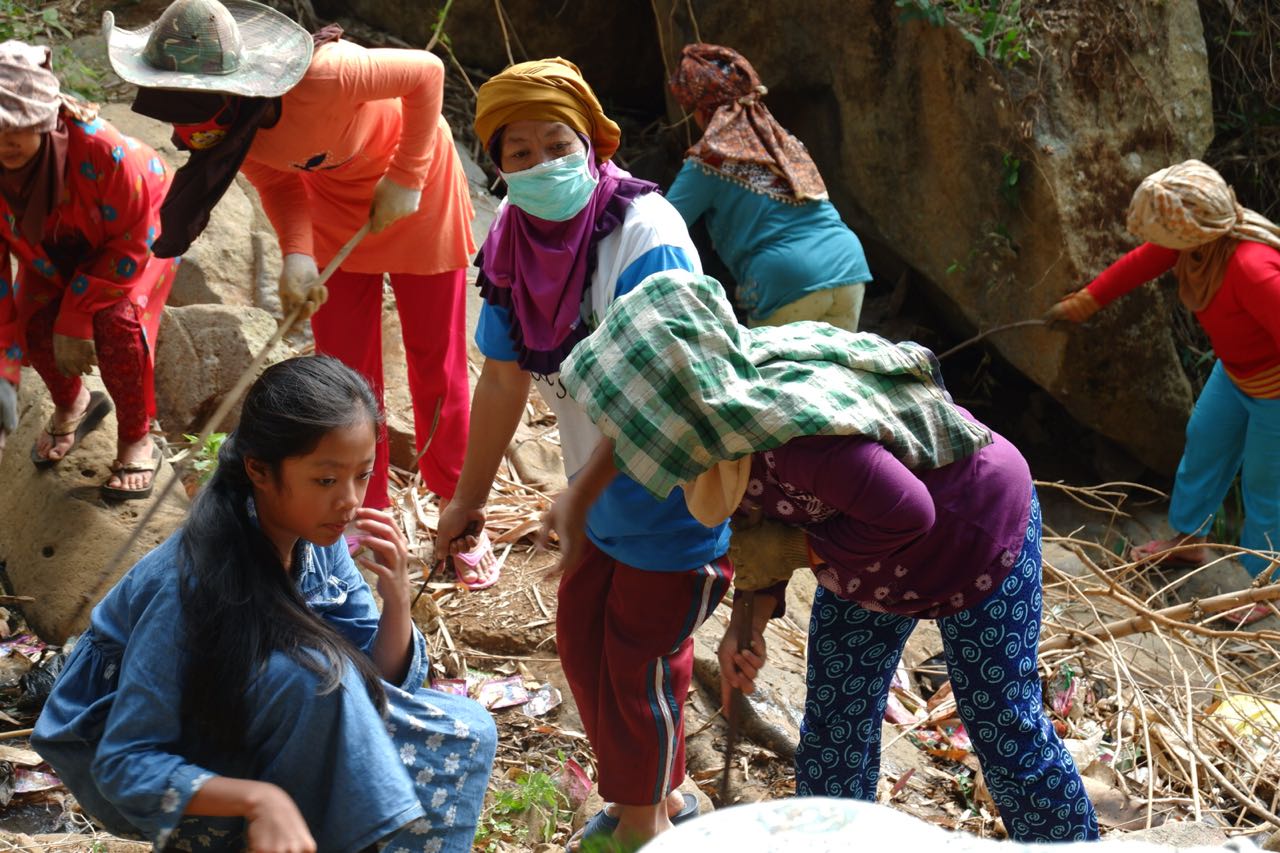 kerja bakti solidaritas desa foto gaby natasya