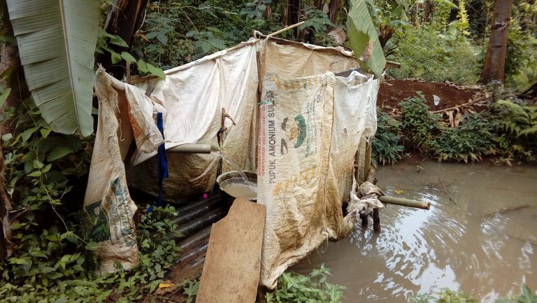 Membangun MCK Mengurangi Kesengsaraan Warga