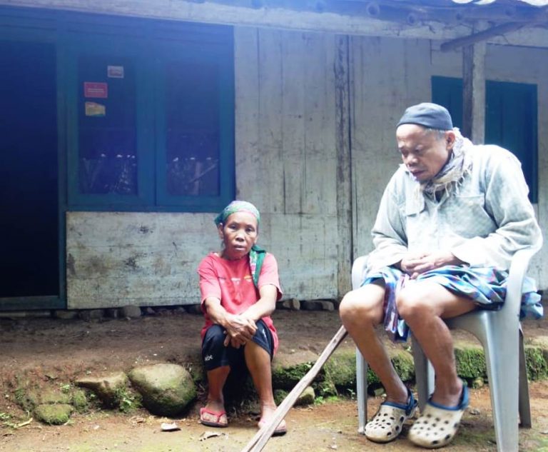 Bantu Kakek Lumpuh Buta-Tuli Berobat dan Membangun Rumahnya