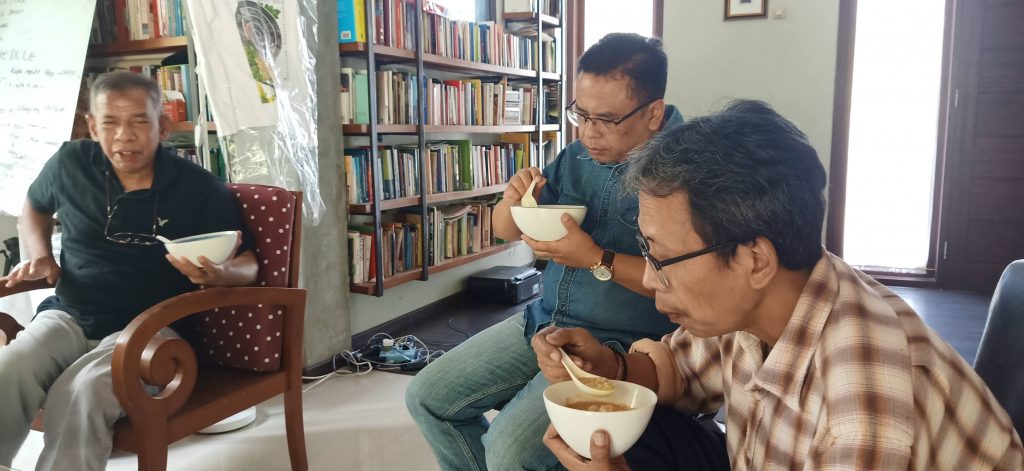 Dosen FIB UI di Cimenyan Bandung Makan Bubur Hanjeli