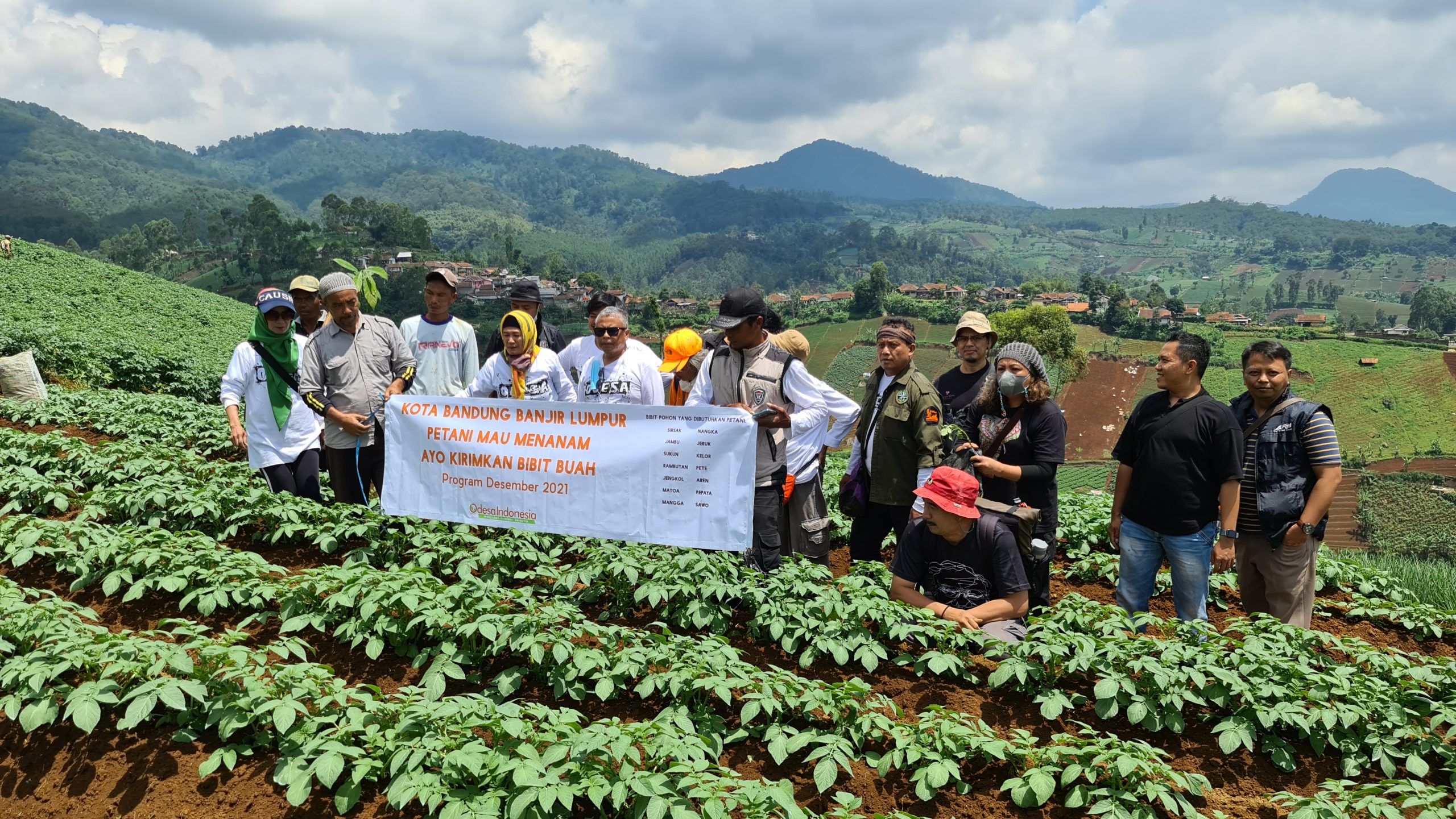 Warga kota menyumbang bibit. Petani mau menanam. Perbaikan ekologi terjadi.