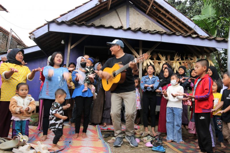 Ferry Menyanyi Menggerakkan Literasi Anak Petani