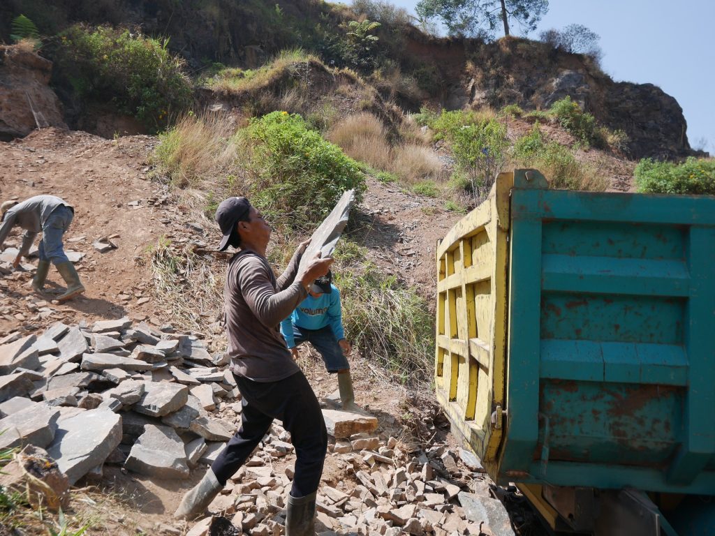 Kisah Pilu Penambang Batu