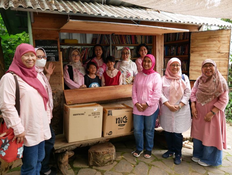 12 Ibu-Ibu Dharma Wanita Persatuan PUPR menyumbang buku untuk perpusatakaan Sekolah Samin Odesa.