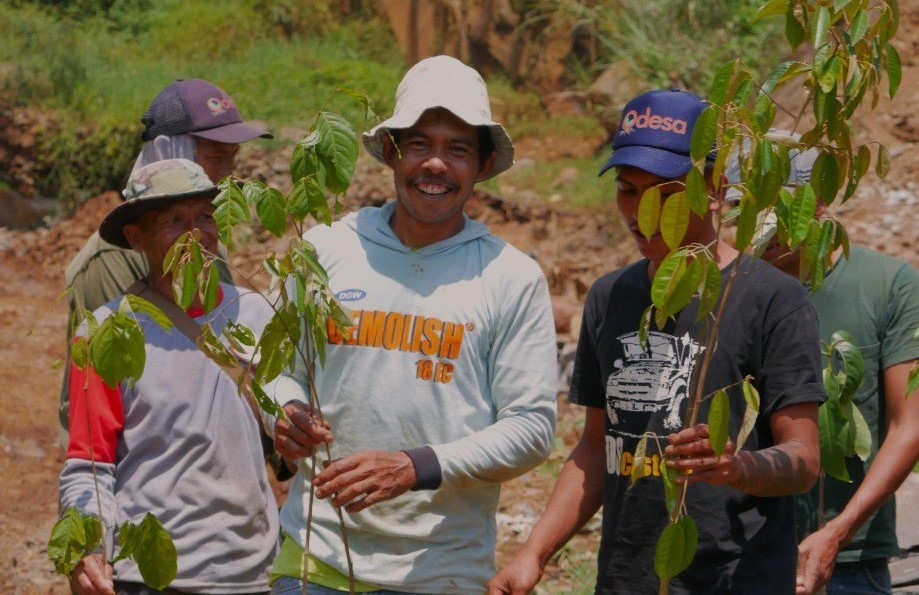 Pemberdayaan masyarakat desa dengan menanam bibit pohon buah