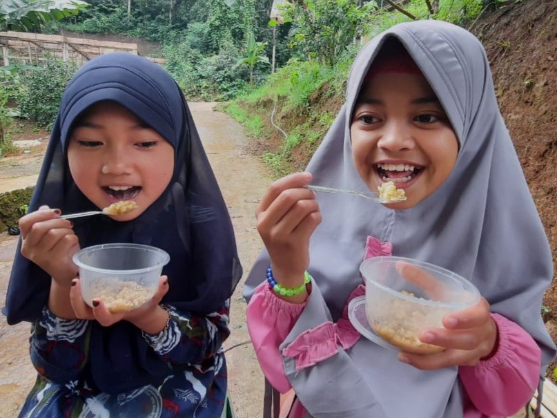 Anak-anak makan bubur hanjeli