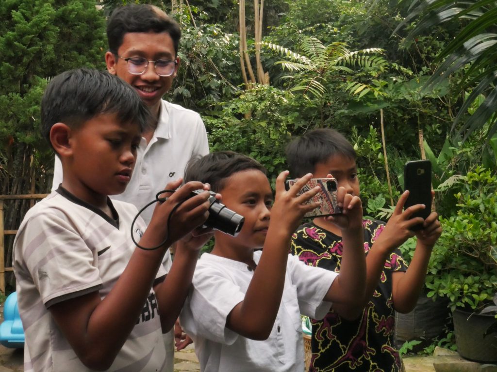 Pendidikan yang kreatif untuk anak-anak desa melalui kamera