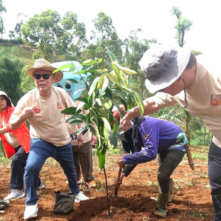 Alumni SMAK 1 BPK Penabur Bandung Berbagi 3000 Bibit