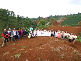 Alumni SMAK 1 BPK Penabur Bandung Aksi Tanam di Cikawari Cimenyan