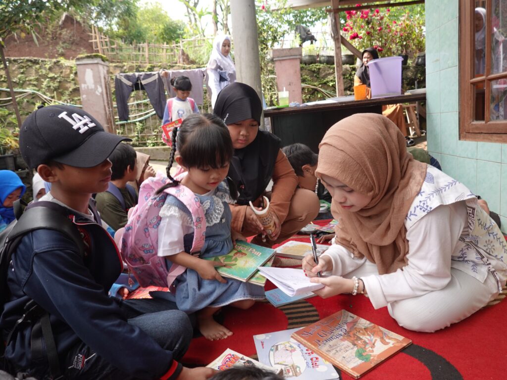 Peminjaman buku oleh relawan literasi Odesa di Kampung Pangeteran, Desa Mekarmanik