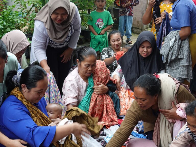 Donasi nonfinansial dalam bentuk pakaian layak pakai