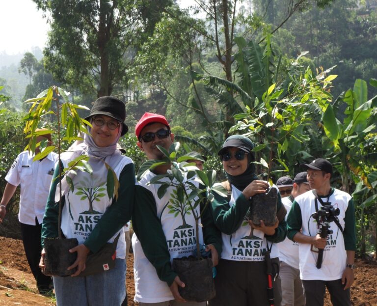 PT Collins Aerospace Hibah 3000 Bibit untuk Petani