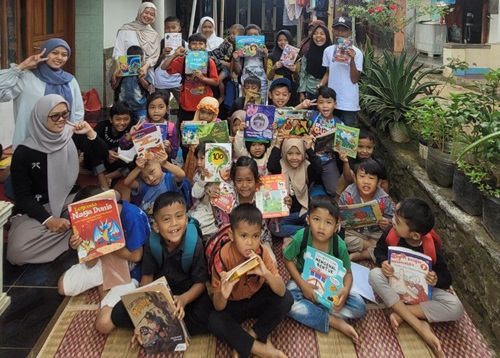 Sumbang Buku agar Anak Desa Gemar Membaca