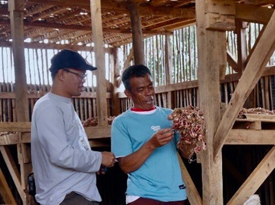 Membangun Organisasi dan Pemberdayaan Masyarakat Membangun Organisasi dan Pemberdayaan Masyarakat- Sebuah organisasi yang solid sangat dibutuhkan apalagi jika untuk sebuah usaha memajukan kesejahteraan masyarakat miskin. Visi ditetapkan. Misi serius dijalankan dengan program-program yang konkret dan berkelanjutan. Yayasan Odesa Indonesia, sebuah organisasi sosial-budaya yang menaruh perhatian terhadap kemanusiaan dan keadilan mengambil peran konkret di masyarakat dengan model pemberdayaan. Segmen yang diambil dalam gerakan Odesa bersifat komprehensif meliputi anak-anak, remaja, dewasa hingga orang tua. Beragam pengalaman dalam gerakan Odesa Indonesia patut untuk kita ketahui. Terlebih pengalaman mereka sudah berjalan sejak 2016, artinya sudah memasuki usia 10 tahun. Berikut Wawancara Anastasia Kelly dengan Faiz Manshur, Ketua Odesa Indonesia. Ada banyak petani yang terlibat kegiatan di Odesa. Bahkan ada ribuan petani yang ingin ikut serta. Banyak petani yang bilang ingin ikut program Odesa. Pertanyaannya, mengapa para petani tertarik dengan Program Odesa dan jika banyak orang terlibat itu bagaimana mengaturnya? Di Yayasan Odesa ada ribuan petani yang terhubung. Cara mengaturnya adalah dengan memerankan kiprah beberapa petani utama sebagai organisatoris. Ada 12 petani yang pintar membibit, pintar mengurus pasca panen, pintar bersosialisasi, pintar menyalurkan bantuan, bisa bersikap adil, bisa mengerti arah pemikiran Yayasan Odesa. Apa tujuan dari Gerakan Sosial Odesa? Program pemberdayaan masyarakat ini selain bertujuan untuk membangun kesejahteraan, juga untuk pengembangan potensi yang ada di dalam diri setiap orang terutama untuk tujuan meningkatkan kapasitas dalam produksi pangan bergizi dan sadar ekologi. Tentu proses semua itu tidaklah mudah, dimulai dari perencanaan yang matang. Masyarakat pun ikut berperan dalam proses mengembangkan potensi dan kesejahteraan desa. Secara umum tujuan dari adanya program ini adalah untuk mendorong kemandirian masyarakat yang ada di desa tersebut, dengan membangun potensi dalam diri mereka agar dapat hidup lebih sejahtera. Program ini mendorong masyarakat untuk membentuk dan mengaktifkan kembali kelompok-kelompok swadaya dan mengasah potensi mereka, salah satunya adalah kelompok petani. Dengan mekanisme internal untuk menyelesaikan masalah, mengelola sumber daya, dan menjaga keberlanjutan program tanpa ketergantungan eksternal. Dengan adanya program ini, masyarakat desa menjadi lebih mandiri dan aktif dengan potensi yang sudah mereka asah, dimana ini dapat membangun kesejahteraan untuk masyarakat dan juga desa. Lalu, apakah setiap orang yang mendapatkan treatment pemberdayaan selalu bisa menjadi berdaya dan mengasah potensinya? Bagaimana dengan faktor usia yang berbeda-beda? Pengalaman dari pemberdayaan yang kami lakukan menunjukan usia bukanlah sebuah halangan untuk tidak dapat mengasah potensi. Namun, tentu cara mengasahnya perlu dibedakan antara orang-orang yang masih berusia muda dan orang-orang yang sudah berusia lansia.Tergantung. Dia sudah jelas tidak berdaya secara umum, secara fisik juga termasuk kesempatannya sudah nyaris terputus untuk menghasilkan uang yaitu lansia dan lain sebagainya tentu cara kita memberi daya harus dibedakan dengan petani-petani yang masih muda. Salah satu fondasi kuat dalam sebuah organisasi yang solid adalah strategi dan cara manajemen yang baik. Odesa memiliki kualitas manajemen berorganisasi yang kami arahkan secara pas untuk menjawab problem di masyarakat petani miskin. Kami bekerja menjadi seorang organizer dengan modal kepemimpinan/leadership yang orientasinya terus diperkuat serta memiliki jiwa organik. Apa saja jenis kegiatannya? Kegiatan yang kami tawarkan berupa training, workshop, kursus, penelitian, pendampingan kewirausahaan, kemitraan, pemasaran, branding sebagai bentuk langkah awal perubahan yang positif. Dengan ini, kami berharap bahwa program kami dapat membantu banyak masyarakat, terutama untuk masyarakat yang hidup dengan kurang kesejahteraan. Visi dan misi kami adalah membangun dari hal terkecil, maka akan menanam hasil yang lebih besar. Dengan membangun potensi dan kesejahteraan masyarakat desa, kami berharap untuk membangun desa agar lebih sejahtera lagi. Dengan program ini, kami berharap dapat mengurangi jumlah masyarakat yang hidup kurang sejahtera, serta membangun desa agar lebih sejahtera. Penulis: Anastasia Kelly. Simak juga wawancara melalui Youtube tentang Strategi Odesa dalam Membangun Organisasi dan Pemberdayaan Masyarakat Desa Membangun Organisasi Yang Solid dan Strategi Pemberdayaan Masyarakat Desa